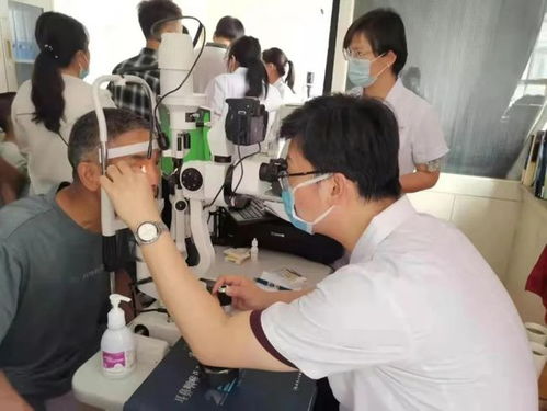 蘭大一院眼科專家黎小軍來隴西縣二院坐診手術
